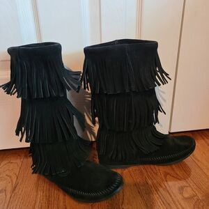 Black Minnetonka fringed moccasin boots size 9